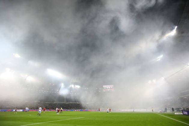 13 12 2025, xtgx, Fußball 2 Bundesliga Hannover 96 VfL Bochum emspor, v l symbol photo, symbol image, symbol, fog, Spiefeld im Rauch DFL DFB REGULATIONS PROHIBIT ANY USE OF PHOTOGRAPHS as IMAGE SEQUENCES and or QUASI VIDEO Hannover