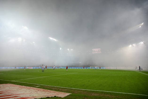 13 12 2025, xtgx, Fußball 2 Bundesliga Hannover 96 VfL Bochum emspor, v l symbol photo, symbol image, symbol, fog, Spiefeld im Rauch DFL DFB REGULATIONS PROHIBIT ANY USE OF PHOTOGRAPHS as IMAGE SEQUENCES and or QUASI VIDEO Hannover