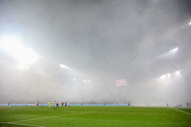 13 12 2025, xtgx, Fußball 2 Bundesliga Hannover 96 VfL Bochum emspor, v l symbol photo, symbol image, symbol, fog, Spiefeld im Rauch DFL DFB REGULATIONS PROHIBIT ANY USE OF PHOTOGRAPHS as IMAGE SEQUENCES and or QUASI VIDEO Hannover