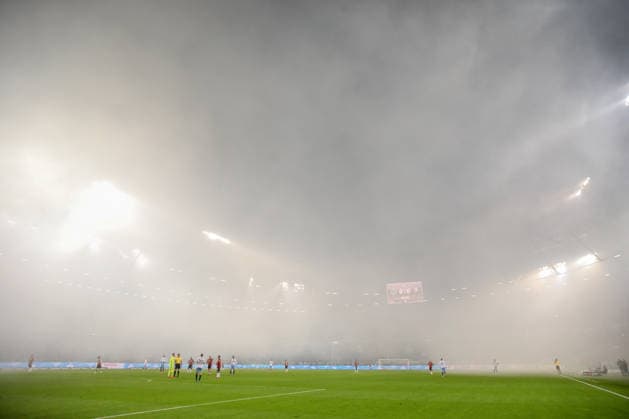 13 12 2025, xtgx, Fußball 2 Bundesliga Hannover 96 VfL Bochum emspor, v l symbol photo, symbol image, symbol, fog, Spiefeld im Rauch DFL DFB REGULATIONS PROHIBIT ANY USE OF PHOTOGRAPHS as IMAGE SEQUENCES and or QUASI VIDEO Hannover