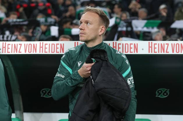 13 12 2025, xtgx, Soccer 2 Bundesliga Hannover 96 VfL Bochum emspor, v l Havard Nielsen Hannover, 16 DFL DFB REGULATIONS PROHIBIT ANY USE OF PHOTOGRAPHS as IMAGE SEQUENCES and or QUASI VIDEO Hannover
