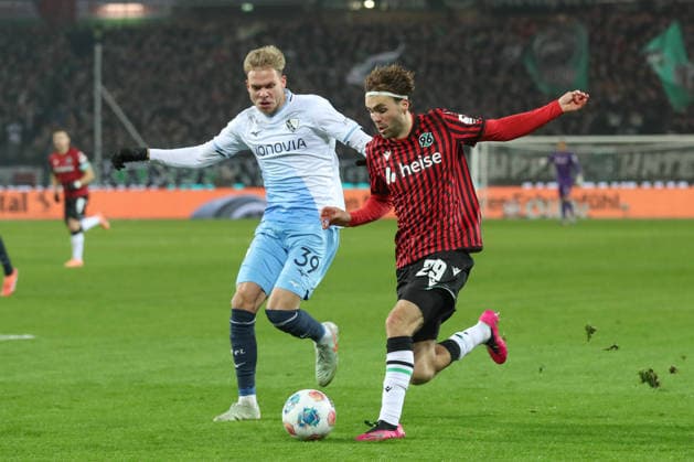 13 12 2025, xtgx, Soccer 2 Bundesliga Hannover 96 VfL Bochum emspor, v l Leandro Morgalla Bochum, 39 , Kolja Oudenne Hannover, 29 duel, duel, fight, tackle DFL DFB REGULATIONS PROHIBIT ANY USE OF PHOTOGRAPHS as IMAGE SEQUENCES and or QUASI VIDEO Hannover