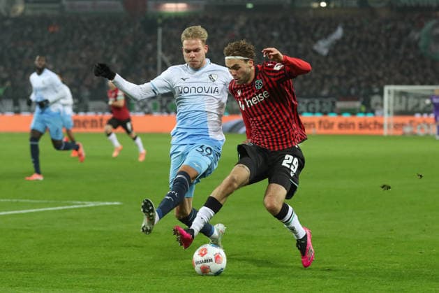 13 12 2025, xtgx, Soccer 2 Bundesliga Hannover 96 VfL Bochum emspor, v l Leandro Morgalla Bochum, 39 , Kolja Oudenne Hannover, 29 duel, duel, fight, tackle DFL DFB REGULATIONS PROHIBIT ANY USE OF PHOTOGRAPHS as IMAGE SEQUENCES and or QUASI VIDEO Hannover