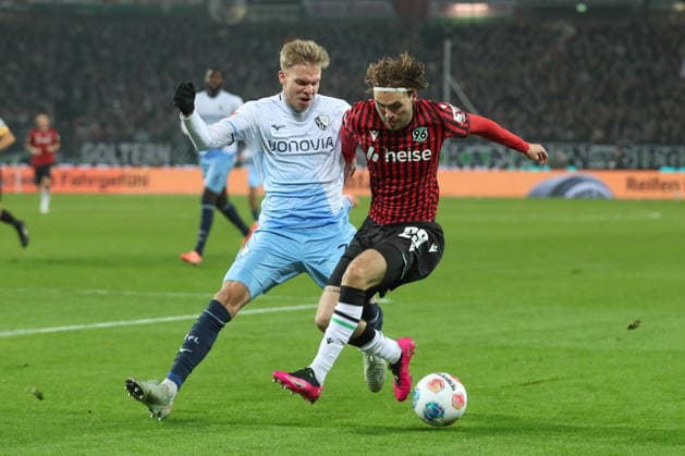 13 12 2025, xtgx, Soccer 2 Bundesliga Hannover 96 VfL Bochum emspor, v l Leandro Morgalla Bochum, 39 , Kolja Oudenne Hannover, 29 duel, duel, fight, tackle DFL DFB REGULATIONS PROHIBIT ANY USE OF PHOTOGRAPHS as IMAGE SEQUENCES and or QUASI VIDEO Hannover