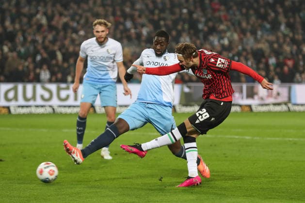 13 12 2025, xtgx, Soccer 2 Bundesliga Hannover 96 VfL Bochum emspor, v l Ibrahim Sissoko Bochum, 6 , Kolja Oudenne Hannover, 29 duel, duel, fight, tackle DFL DFB REGULATIONS PROHIBIT ANY USE OF PHOTOGRAPHS as IMAGE SEQUENCES and or QUASI VIDEO Hannover