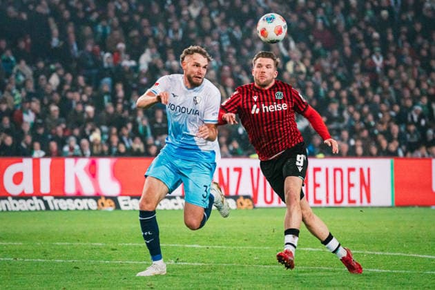 2 Bundesliga Hannover 96 vs VfL Bochum, 13 12 2025 Philipp Strompf VfL Bochum, 3 vs Benjamin Källman Hannover 96, 9 Soccer, 2 Bundesliga, 16 Matchday Hannover 96 vs VfL Bochum on 13 12 2025 at Heinz von Heiden Arena, Hannover DFL REGULATIONS PROHIBIT ANY USE OF PHOTOGRAPHS AS IMAGE SEQUENCES AND OR QUASI VIDEO Copyright: xBEAUTIFULxSPORTS Tonhäuserx