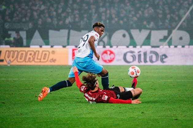 2 Bundesliga Hannover 96 vs VfL Bochum, 13 12 2025 Kolja Nuno Oudenne Hannover 96, 29 loses the ball against Farid Alfa Ruprecht VfL Bochum, 29 Football, 2 Bundesliga, Matchday 16 Hannover 96 vs VfL Bochum on 13 12 2025 at Heinz von Heiden Arena, Hannover DFL REGULATIONS PROHIBIT ANY USE OF PHOTOGRAPHS AS IMAGE SEQUENCES AND OR QUASI VIDEO Copyright: xBEAUTIFULxSPORTS Tonhäuserx