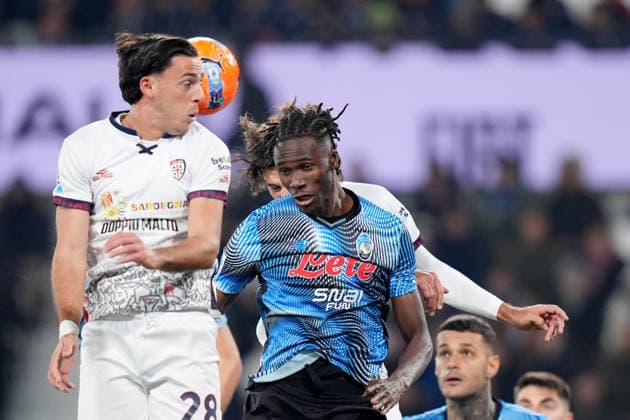 Cagliari s Gabriele Zappa fights for the ball with Atalanta s Odilon Kossounou during the Serie A soccer match between Atalanta and Cagliari at the New Balance Stadium in Bergamo , north Italy - Saturday , December 13 , 2025. - Soccer .  Copyright: xSpada LaPressex