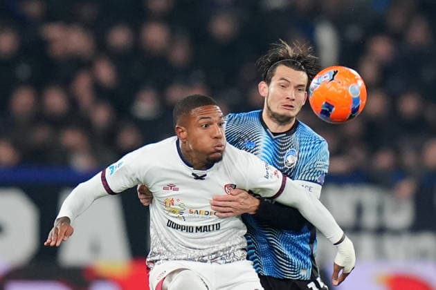 Atalanta™s Berat Djimsiti fights for the ball with Cagliari s Semih Kilicsoy during the Serie A soccer match between Atalanta and Cagliari at the New Balance Stadium in Bergamo , north Italy - Saturday , December 13 , 2025. - Soccer .  Copyright: xSpada LaPressex
