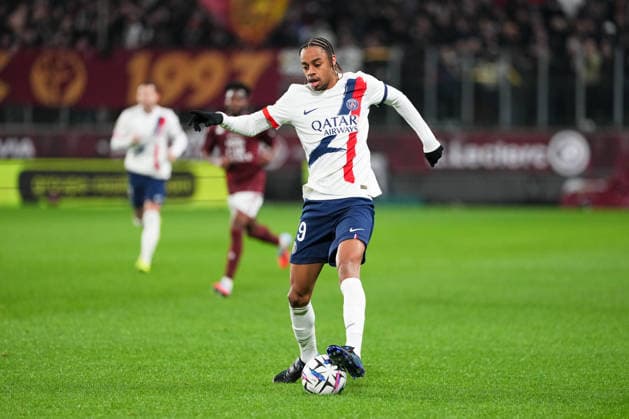FC Metz v Paris Saint-Germain - Ligue 1 McDonald s 2025 2026 29 Bradley BARCOLA (psg) during the Ligue 1 McDonald s match between Metz and Paris at Stade Saint-Symphorien on December 13, 2025 in Metz, France. Metz France  Copyright: xFEPx 776348230