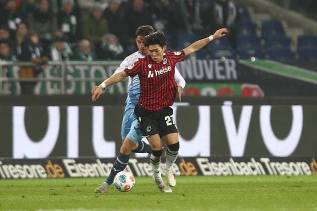 13 12 2025, xtgx, Soccer 2 Bundesliga Hannover 96 VfL Bochum emspor, v l Cajetan Lenz Bochum, 34 , Hayate Matsuda Hannover, 27 duel, fight, tackle DFL DFB REGULATIONS PROHIBIT ANY USE OF PHOTOGRAPHS as IMAGE SEQUENCES and or QUASI VIDEO Hannover