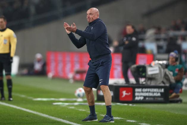 13 12 2025, xtgx, Fußball 2 Bundesliga Hannover 96 VfL Bochum emspor, v l Uwe Roesler Rösler, Bochum, Trainer gibt Anweisungen, gestikuliert mit den Armen, gesticulate, gives instructions DFL DFB REGULATIONS PROHIBIT ANY USE OF PHOTOGRAPHS as IMAGE SEQUENCES and or QUASI VIDEO Hannover