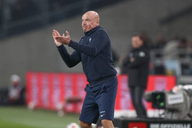 13 12 2025, xtgx, Fußball 2 Bundesliga Hannover 96 VfL Bochum emspor, v l Uwe Roesler Rösler, Bochum, Trainer gibt Anweisungen, gestikuliert mit den Armen, gesticulate, gives instructions DFL DFB REGULATIONS PROHIBIT ANY USE OF PHOTOGRAPHS as IMAGE SEQUENCES and or QUASI VIDEO Hannover