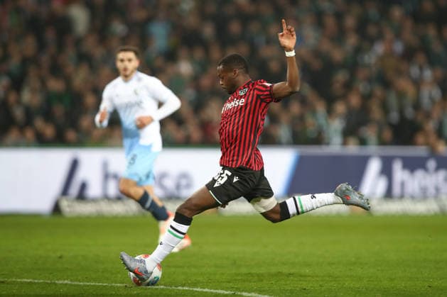 13 12 2025, xtgx, Fußball 2 Bundesliga Hannover 96 VfL Bochum emspor, v l Noel Aseko Hannover, 15 Freisteller, Einzelbild, Ganzkoerper, single frame DFL DFB REGULATIONS PROHIBIT ANY USE OF PHOTOGRAPHS as IMAGE SEQUENCES and or QUASI VIDEO Hannover