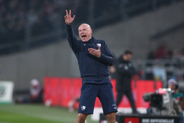 13 12 2025, xtgx, Fußball 2 Bundesliga Hannover 96 VfL Bochum emspor, v l Uwe Roesler Rösler, Bochum, Trainer gibt Anweisungen, gestikuliert mit den Armen, gesticulate, gives instructions DFL DFB REGULATIONS PROHIBIT ANY USE OF PHOTOGRAPHS as IMAGE SEQUENCES and or QUASI VIDEO Hannover