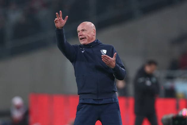 13 12 2025, xtgx, Fußball 2 Bundesliga Hannover 96 VfL Bochum emspor, v l Uwe Roesler Rösler, Bochum, Trainer gibt Anweisungen, gestikuliert mit den Armen, gesticulate, gives instructions DFL DFB REGULATIONS PROHIBIT ANY USE OF PHOTOGRAPHS as IMAGE SEQUENCES and or QUASI VIDEO Hannover