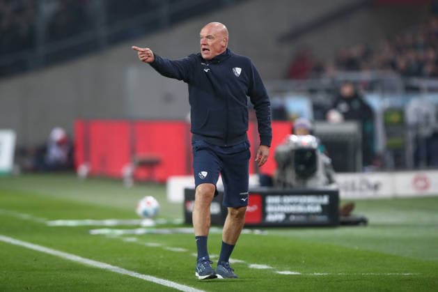 13 12 2025, xtgx, Fußball 2 Bundesliga Hannover 96 VfL Bochum emspor, v l Uwe Roesler Rösler, Bochum, Trainer gibt Anweisungen, gestikuliert mit den Armen, gesticulate, gives instructions DFL DFB REGULATIONS PROHIBIT ANY USE OF PHOTOGRAPHS as IMAGE SEQUENCES and or QUASI VIDEO Hannover