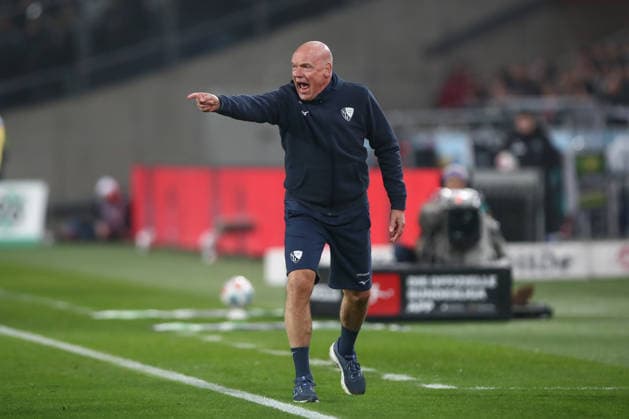 13 12 2025, xtgx, Fußball 2 Bundesliga Hannover 96 VfL Bochum emspor, v l Uwe Roesler Rösler, Bochum, Trainer gibt Anweisungen, gestikuliert mit den Armen, gesticulate, gives instructions DFL DFB REGULATIONS PROHIBIT ANY USE OF PHOTOGRAPHS as IMAGE SEQUENCES and or QUASI VIDEO Hannover