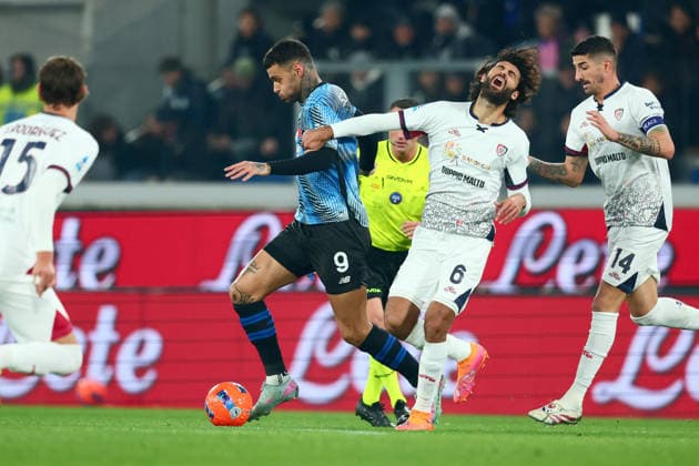 December 13, 2025, Bergamo, ITALY: Atalanta s Gianluca Scamacca and Cagliari s Sebastiano Luperto during the Italian Serie A soccer match Atalanta BC vs Cagliari Calcio at the New Balance Arena in Bergamo, Italy, 13 december 2025..ANSA MICHELE MARAVIGLIA. Soccer: Serie A; Atalanta-Cagliari  - ZUMAa110 20251213_zaf_a110_036 Copyright: xMichelexMaravigliax