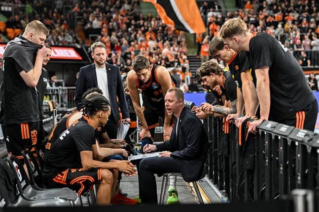 GER, BBL, ratiopharm Ulm vs Rasta Vechta 13 12 2025, ratiopharm arena, Neu Ulm, GER, BBL, ratiopharm Ulm vs Rasta Vechta, pictured Christian Held Vechta gives tactics before the start of the game, Tibor Pleiß Pleiss Vechta, 22 nordphotoxGmbHx xHafner nph00200