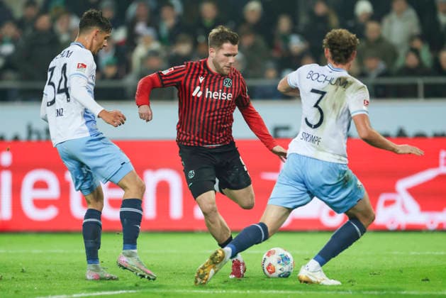 Cajetan Lenz VfL Bochum , Benjamin Kaellmann Hannover 96 and Philipp Strompf VfL Bochum battle for the ball, 2 Bundesliga, Hannover 96 v VfL Bochum, Heinz von Heiden Arena on December 13, 2025 in Hanover, Germany Photo by Marco Steinbrenner DeFodi Images Cajetan Lenz VfL Bochum , Benjamin Kaellmann Hannover 96 and Philipp Strompf VfL Bochum battle for the ball, 2 Bundesliga, Hannover 96 v VfL Bochum, Heinz von Heiden Arena, December 13, 2025 in Hanover, Germany Photo by Marco Steinbrenner DeFodi Images