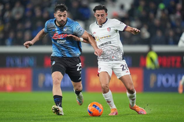 Atalanta s Sead Kolasinac fights for the ball with Cagliari s Gabriele Zappa during the Serie A soccer match between Atalanta and Cagliari at the New Balance Stadium in Bergamo , north Italy - Saturday , December 13 , 2025. - Soccer .  Copyright: xSpada LaPressex