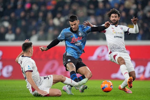Atalanta™s Gianluca Scamacca fights for the ball with Cagliari s Sebastiano Luperto during the Serie A soccer match between Atalanta and Cagliari at the New Balance Stadium in Bergamo , north Italy - Saturday , December 13 , 2025. - Soccer .  Copyright: xSpada LaPressex