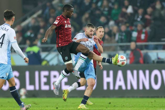 Noel Aseko Hannover 96 and Matus Bero VfL Bochum ä battle for the ball, 2 Bundesliga, Hannover 96 v VfL Bochum, Heinz von Heiden Arena, December 13, 2025 in Hanover, Germany Photo by Marco Steinbrenner DeFodi Images Noel Aseko Hannover 96 and Matus Bero VfL Bochum ä battle for the ball, 2 Bundesliga, Hannover 96 v VfL Bochum, Heinz von Heiden Arena, December 13, 2025 in Hanover, Germany Photo by Marco Steinbrenner DeFodi Images
