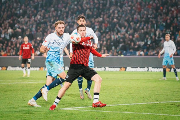 2 Bundesliga Hannover 96 vs VfL Bochum, 13 12 2025 Benjamin Källman Hannover 96, 9 vs Philipp Strompf VfL Bochum, 3 Football, 2 Bundesliga, Matchday 16 Hannover 96 vs VfL Bochum on 13 12 2025 at Heinz von Heiden Arena, Hannover DFL REGULATIONS PROHIBIT ANY USE OF PHOTOGRAPHS AS IMAGE SEQUENCES AND OR QUASI VIDEO Copyright: xBEAUTIFULxSPORTS Tonhäuserx