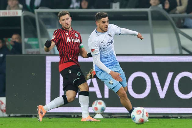 Enzo Leopold Hannover 96 and Kjell Waetjen VfL Bochum battle for the ball, 2 Bundesliga, Hannover 96 v VfL Bochum, Heinz von Heiden Arena, December 13, 2025 in Hanover, Germany Photo by Marco Steinbrenner DeFodi Images Enzo Leopold Hannover 96 and Kjell Waetjen VfL Bochum battle for the ball, 2 Bundesliga, Hannover 96 v VfL Bochum, Heinz von Heiden Arena, December 13, 2025 in Hanover, Germany Photo by Marco Steinbrenner DeFodi Images
