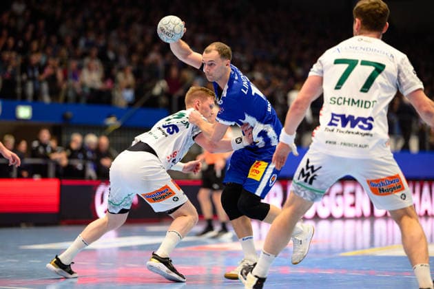 Fynn, Hangstein back court left, ThSV Eisenach, 10 , Ymir, Orn Gislason circle winger, Frisch Auf Goeppingen, 33 , David, Schmidt back court right, Frisch Auf Goeppingen, 77 GER, ThSV Eisenach vs FRISCH AUF Göppingen, 1 Daikin Handballbundesliga, Handball, Matchday 17, Season 2025 2026, 13 12 2025 GER, ThSV Eisenach vs FRISCH AUF Göppingen, 1 Daikin Handballbundesliga, Handball, Matchday 17, Season 2025 2026, 13 12 2025 Eisenach Copyright: xEibner-Pressefoto MartinxHerbstx EP_MHT