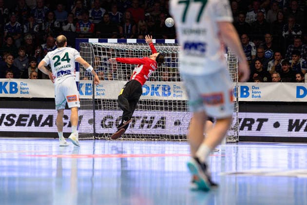 Marcel, Schiller left wing, Frisch Auf Goeppingen, 24 in 7m, Silvio, Heinevetter TW, ThSV Eisenach, 12 GER, ThSV Eisenach v FRISCH AUF Göppingen, 1 Daikin Handballbundesliga, Handball, Matchday 17, Season 2025 2026, 13 12 2025 GER, ThSV Eisenach v FRISCH AUF Göppingen, 1 Daikin Handballbundesliga, Handball, Matchday 17, Season 2025 2026, 13 12 2025 Eisenach Copyright: xEibner-Pressefoto MartinxHerbstx EP_MHT