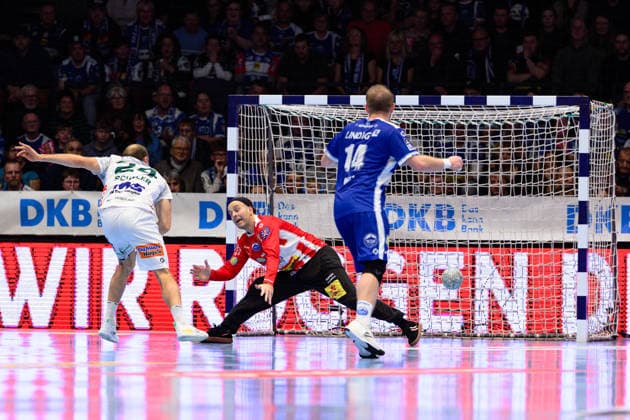 Marcel, Schiller left wing, Frisch Auf Goeppingen, 24 in 7m, Silvio, Heinevetter TW, ThSV Eisenach, 12 GER, ThSV Eisenach v FRISCH AUF Göppingen, 1 Daikin Handballbundesliga, Handball, Matchday 17, Season 2025 2026, 13 12 2025 GER, ThSV Eisenach v FRISCH AUF Göppingen, 1 Daikin Handballbundesliga, Handball, Matchday 17, Season 2025 2026, 13 12 2025 Eisenach Copyright: xEibner-Pressefoto MartinxHerbstx EP_MHT