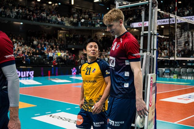 Volleyball I Men I Season 2025 2026 I Bundesliga I Matchday 8 I SVG Lüneburg FT 1844 Freiburg I 13 12 2025 Sho Takahashi 21, SVG Lüneburg and Axel Valdemar Juul Larsen 18, SVG Lüneburg in conversation before the match Copyright: xLobeca Bjorn-OlexKehmx