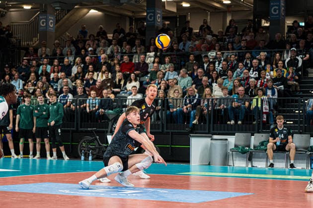 Volleyball I Men I Season 2025 2026 I Bundesliga I 8 Matchday I SVG Lüneburg FT 1844 Freiburg I 13 12 2025 Anton Jung 8, FT 1844 Freiburg in reception Copyright: xLobeca Bjorn-OlexKehmx
