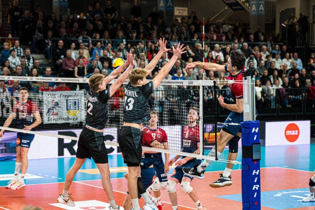 Volleyball I Men I Season 2025 2026 I Bundesliga I 8 Matchday I SVG Lüneburg FT 1844 Freiburg I 13 12 2025 Liam Kristjanson 12, FT 1844 Freiburg and Jannik Brentel 13, FT 1844 Freiburg in the block against Ethan Robert Champlin 20, SVG Lüneburg Copyright: xLobeca Bjorn-OlexKehmx