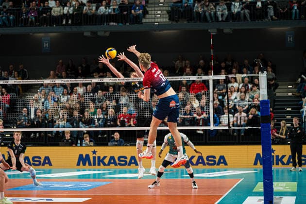 Volleyball I Men I Season 2025 2026 I Bundesliga I 8 Matchday I SVG Lüneburg FT 1844 Freiburg I 13 12 2025 Axel Valentin Enlund 17, SVG Lüneburg in attack against Yannick Harms 3, FT 1844 Freiburg Copyright: xLobeca Bjorn-OlexKehmx