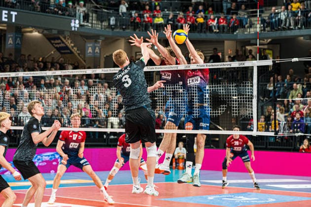 Volleyball I Men I Season 2025 2026 I Bundesliga I 8 Matchday I SVG Lüneburg FT 1844 Freiburg I 13 12 2025 Yannick Harms 3, FT 1844 Freiburg in attack against Daniel Gruvaeus 2, SVG Lüneburg and Joscha Kunstmann 7, SVG Lüneburg Copyright: xLobeca Bjorn-OlexKehmx