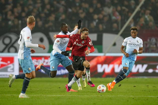 13 12 2025, xtgx, Soccer 2 Bundesliga Hannover 96 VfL Bochum emspor, v l Ibrahim Sissoko Bochum, 6 , Kolja Oudenne Hannover, 29 duel, duel, fight, tackle DFL DFB REGULATIONS PROHIBIT ANY USE OF PHOTOGRAPHS as IMAGE SEQUENCES and or QUASI VIDEO Hannover