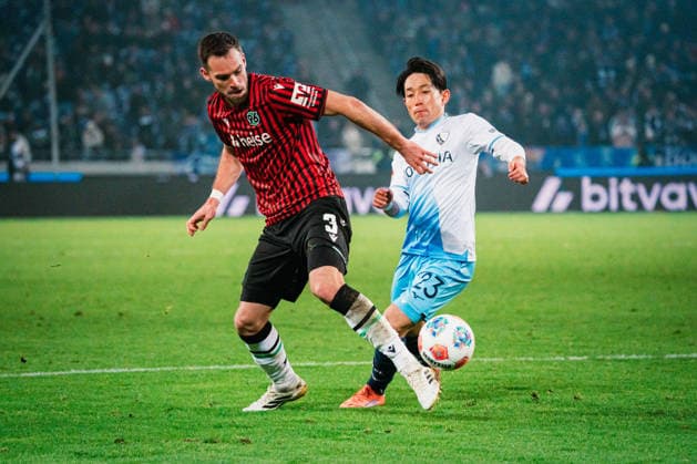 2 Bundesliga Hannover 96 vs VfL Bochum, 13 12 2025 Boris Tomiak Hannover 96, 3 vs Koji Miyoshi VfL Bochum, 23 Soccer, 2 Bundesliga, Matchday 16 Hannover 96 vs VfL Bochum on 13 12 2025 at Heinz von Heiden Arena, Hannover DFL REGULATIONS PROHIBIT ANY USE OF PHOTOGRAPHS AS IMAGE SEQUENCES AND OR QUASI VIDEO Copyright: xBEAUTIFULxSPORTS Tonhäuserx