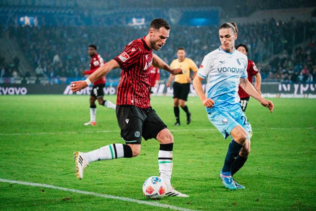 2 Bundesliga Hannover 96 vs VfL Bochum, 13 12 2025 Boris Tomiak Hannover 96, 3 vs Noah Loosli VfL Bochum, 20 Football, 2 Bundesliga, 16 Matchday Hannover 96 vs VfL Bochum on 13 12 2025 at Heinz von Heiden Arena, Hannover DFL REGULATIONS PROHIBIT ANY USE OF PHOTOGRAPHS AS IMAGE SEQUENCES AND OR QUASI VIDEO Copyright: xBEAUTIFULxSPORTS Tonhäuserx