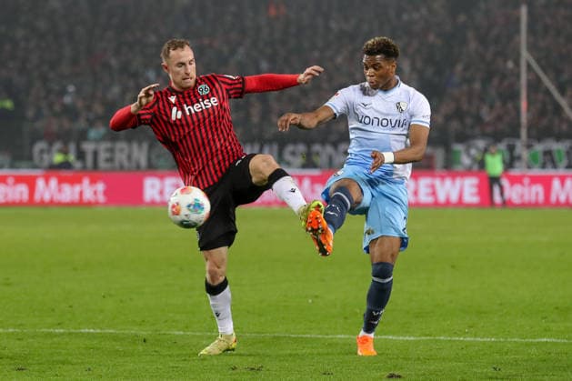 13 12 2025, xtgx, Fußball 2 Bundesliga Hannover 96 VfL Bochum emspor, v l Maurice Neubauer Hannover, 33 , Farid Alfa Ruprecht Bochum, 29 Zweikampf, Duell, Kampf, tackle DFL DFB REGULATIONS PROHIBIT ANY USE OF PHOTOGRAPHS as IMAGE SEQUENCES and or QUASI VIDEO Hannover
