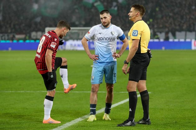 13 12 2025, xtgx, Fußball 2 Bundesliga Hannover 96 VfL Bochum emspor, v l Enzo Leopold Hannover, 8 , Matus Bero Bochum, 19 discuss with referee, referee, referee Tobias Reichel DFL DFB REGULATIONS PROHIBIT ANY USE OF PHOTOGRAPHS as IMAGE SEQUENCES and or QUASI VIDEO Hannover