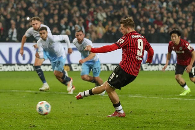 13 12 2025, xtgx, Soccer 2 Bundesliga Hannover 96 VfL Bochum emspor, v l Benjamin KoÂ¤llman Hannover, 9 goal shot, shoots the ball on goal, shot DFL DFB REGULATIONS PROHIBIT ANY USE OF PHOTOGRAPHS as IMAGE SEQUENCES and or QUASI VIDEO Hannover