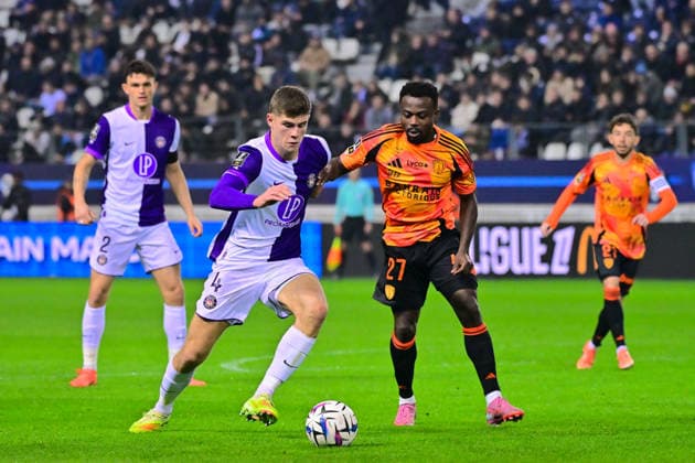 FOOTBALL : PFC vs Toulouse - Ligue1 - 13 12 2025 Charlie Cresswell ( 4 - Toulouse ) and Moses Simon ( 27 - PFC ) during the Ligue 1 match between Paris FC and Toulouse FC at Stade Jean Bouin on December 13 , 2025 in Paris, France. ( Photo by Federico Pestellini PsnewZ ) ParisFrance  Copyright: xFedericoxPestellinix