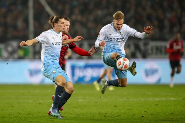 13 12 2025, xtgx, Fußball 2 Bundesliga Hannover 96 VfL Bochum emspor, v l Noah Loosli Bochum, 20 , Benjamin Ko¤llman Hannover, 9 , Leandro Morgalla Bochum, 39 Zweikampf, Duell, Kampf, tackle DFL DFB REGULATIONS PROHIBIT ANY USE OF PHOTOGRAPHS as IMAGE SEQUENCES and or QUASI VIDEO Hannover
