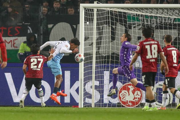 13 12 2025, xtgx, Soccer 2 Bundesliga Hannover 96 VfL Bochum emspor, v l Farid Alfa Ruprecht Bochum, 29 Kopfball DFL DFB REGULATIONS PROHIBIT ANY USE OF PHOTOGRAPHS as IMAGE SEQUENCES and or QUASI VIDEO Hannover