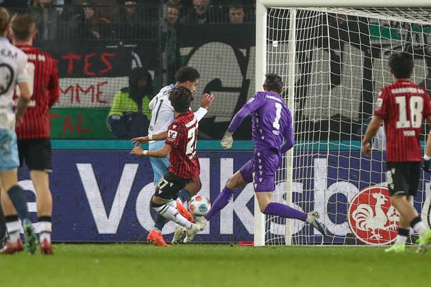 13 12 2025, xtgx, Soccer 2 Bundesliga Hannover 96 VfL Bochum emspor, v l Farid Alfa Ruprecht Bochum, 29 shot on goal, shoots the ball on goal, shot DFL DFB REGULATIONS PROHIBIT ANY USE OF PHOTOGRAPHS as IMAGE SEQUENCES and or QUASI VIDEO Hannover