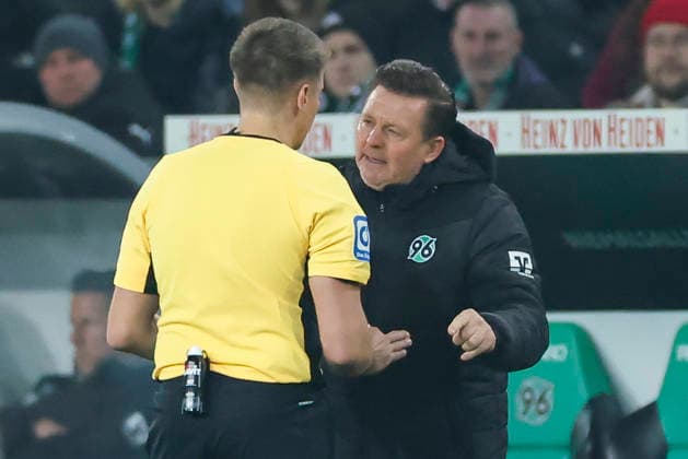 Referee Tobias Reichel and coach Christian Titz Hannover 96 talk together, 2 Bundesliga, Hannover 96 v VfL Bochum, Heinz von Heiden Arena on December 13, 2025 in Hanover, Germany Photo by Marco Steinbrenner DeFodi Images Referee Tobias Reichel and coach Christian Titz Hannover 96 talk together, 2 Bundesliga, Hannover 96 v VfL Bochum, Heinz von Heiden Arena, December 13, 2025 in Hanover, Germany Photo by Marco Steinbrenner DeFodi Images