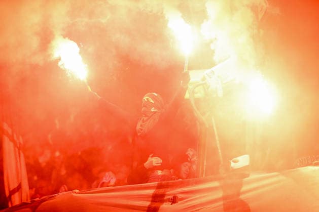 13 12 2025, xtgx, Fußball 2 Bundesliga Hannover 96 VfL Bochum emspor, v l symbol photo, symbol image, symbol, pyro, pyrotechnics, smoke, fog DFL DFB REGULATIONS PROHIBIT ANY USE OF PHOTOGRAPHS as IMAGE SEQUENCES and or QUASI VIDEO Hannover